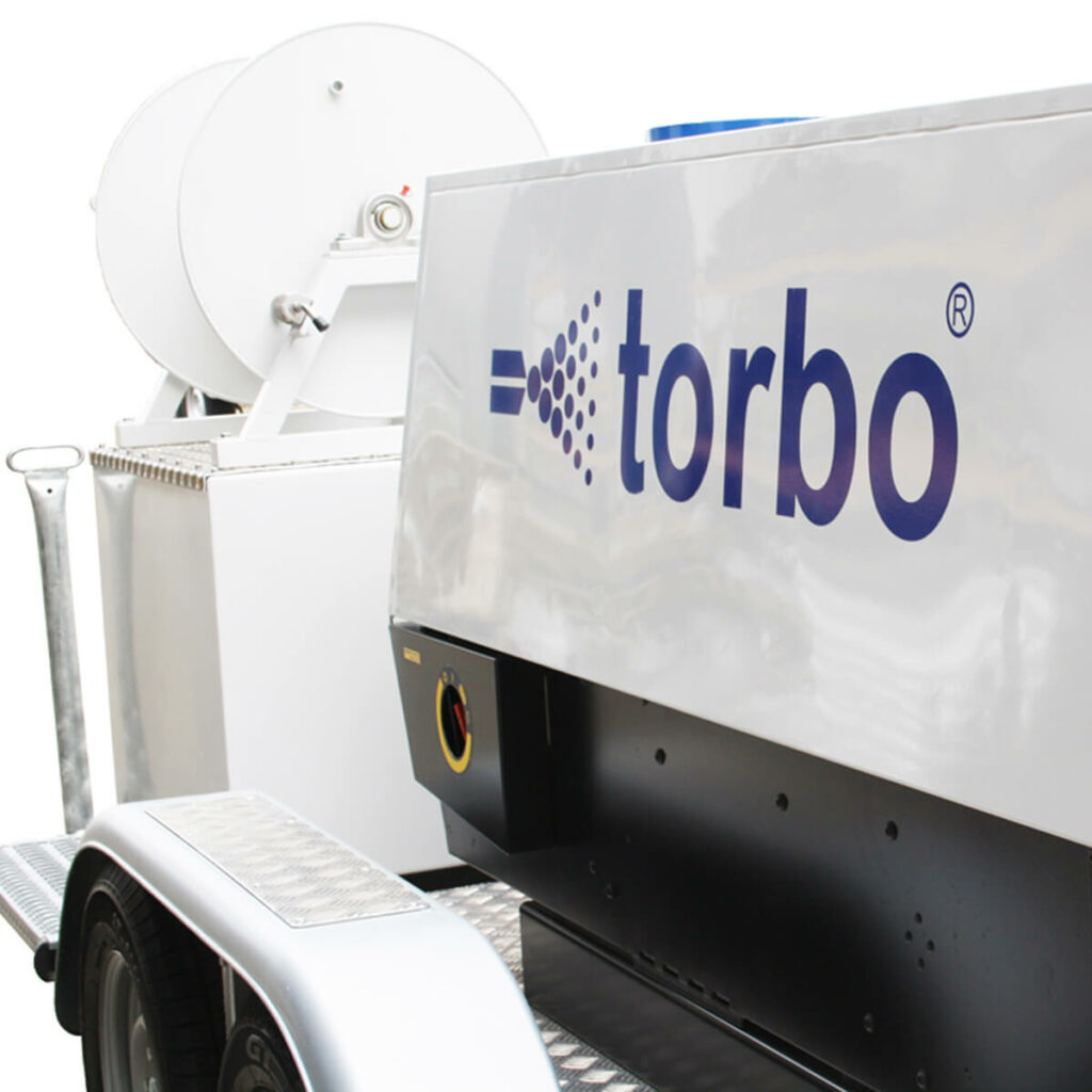 Silberner Anhänger mit Torbo-Aufschrift.