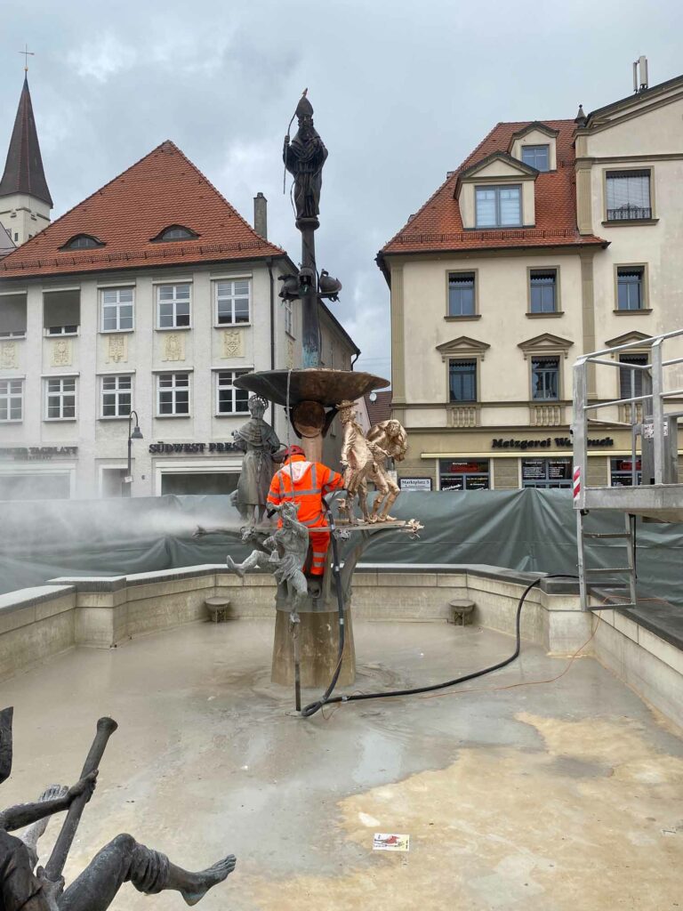 Brunnenreinigung, Arbeiter, Figuren, Stadtplatz.