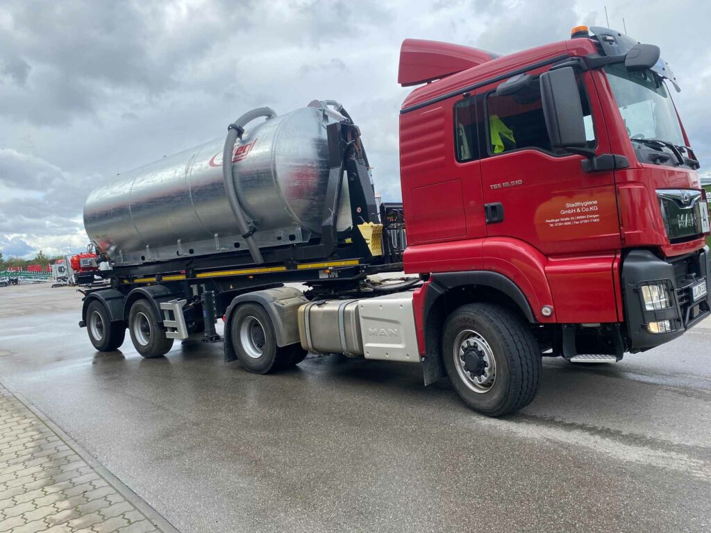 Roter Lastwagen mit silbernem Tank.