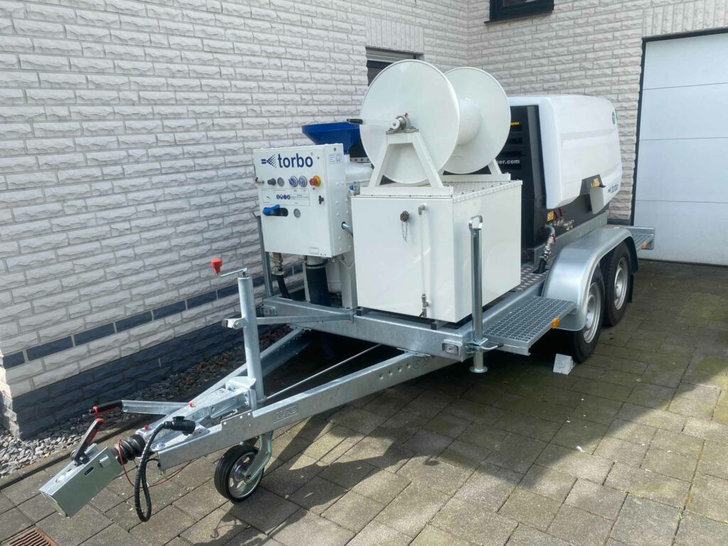 Mobiler Anhänger mit Reinigungsmaschine.