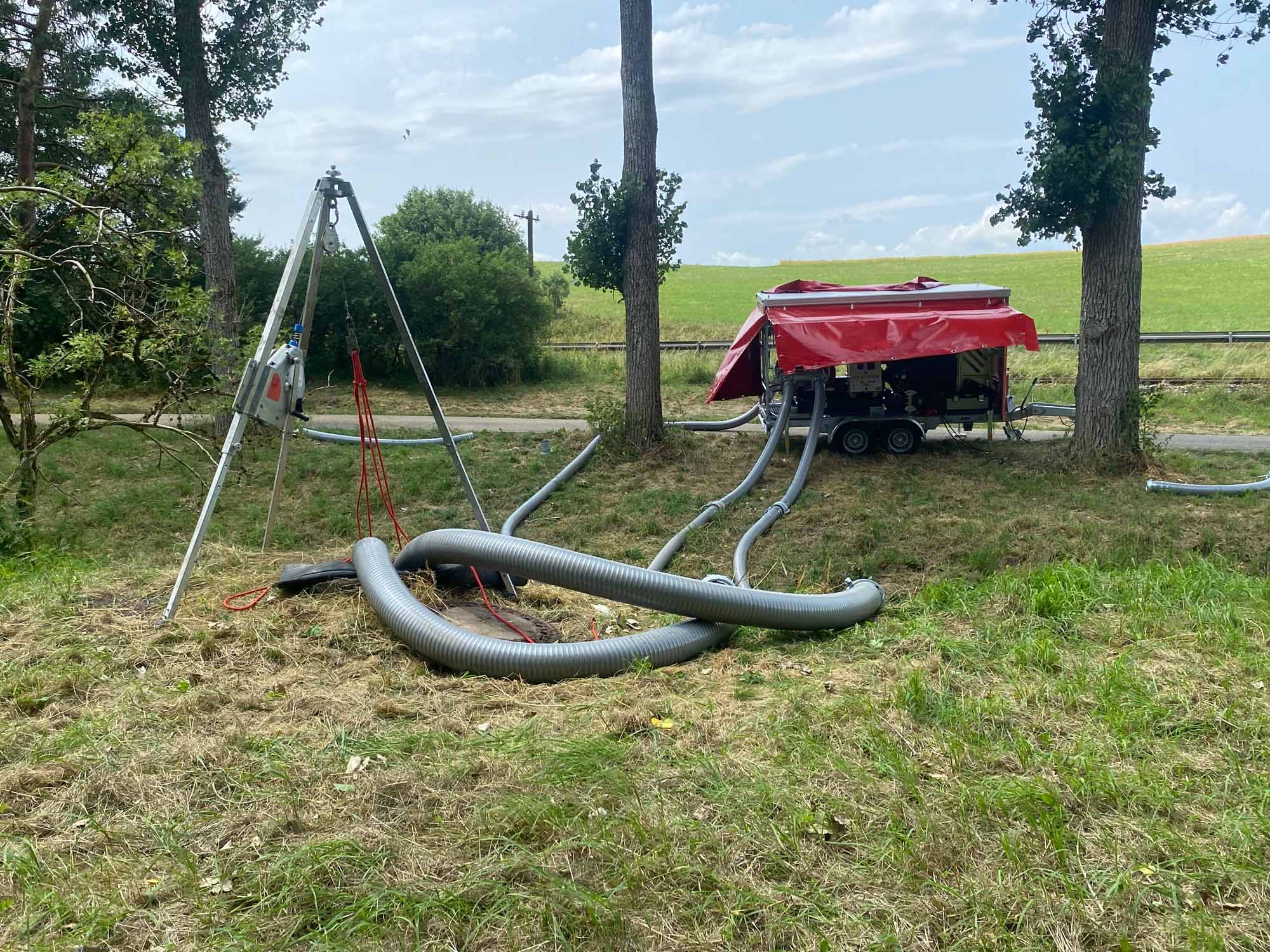 Schlauchsystem, Dreibein, Technik, Wiese, Anhänger