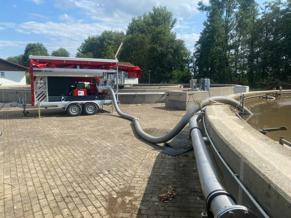 Mobile Pumpe, Schläuche, Kläranlage, Sommer.