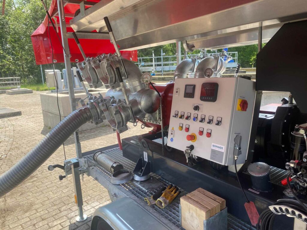 Steuerpult, Schläuche, Hebel, Technik, Außeneinsatz