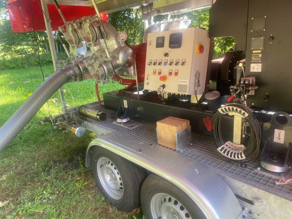 Maschinenanhänger mit Schläuchen, Kontrollpanel.