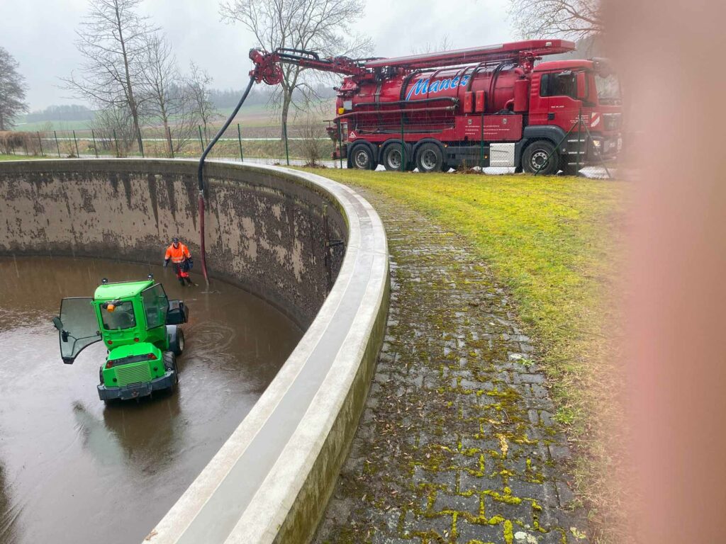 Mensch und Maschine reinigen Becken.