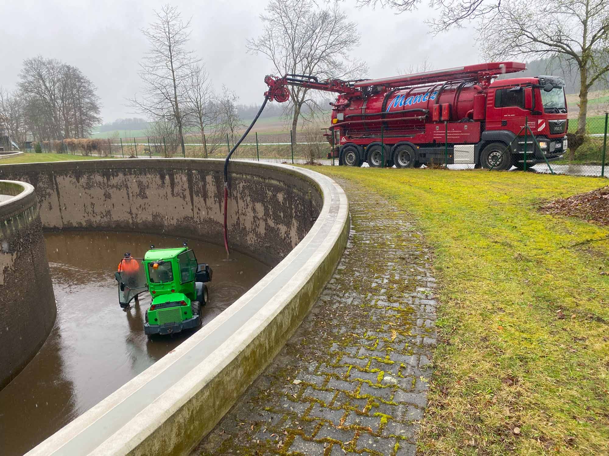 Gülle-Saugwagen reinigt Klärbecken gründlich.