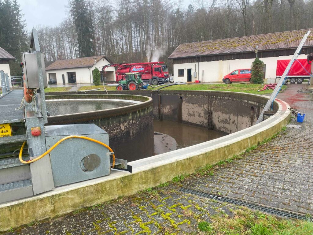 Kläranlage, Traktor, roter LKW, Nebel