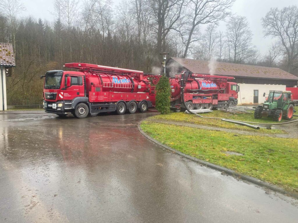 Rote Spezialfahrzeuge, nasser Bauernhof, Traktor