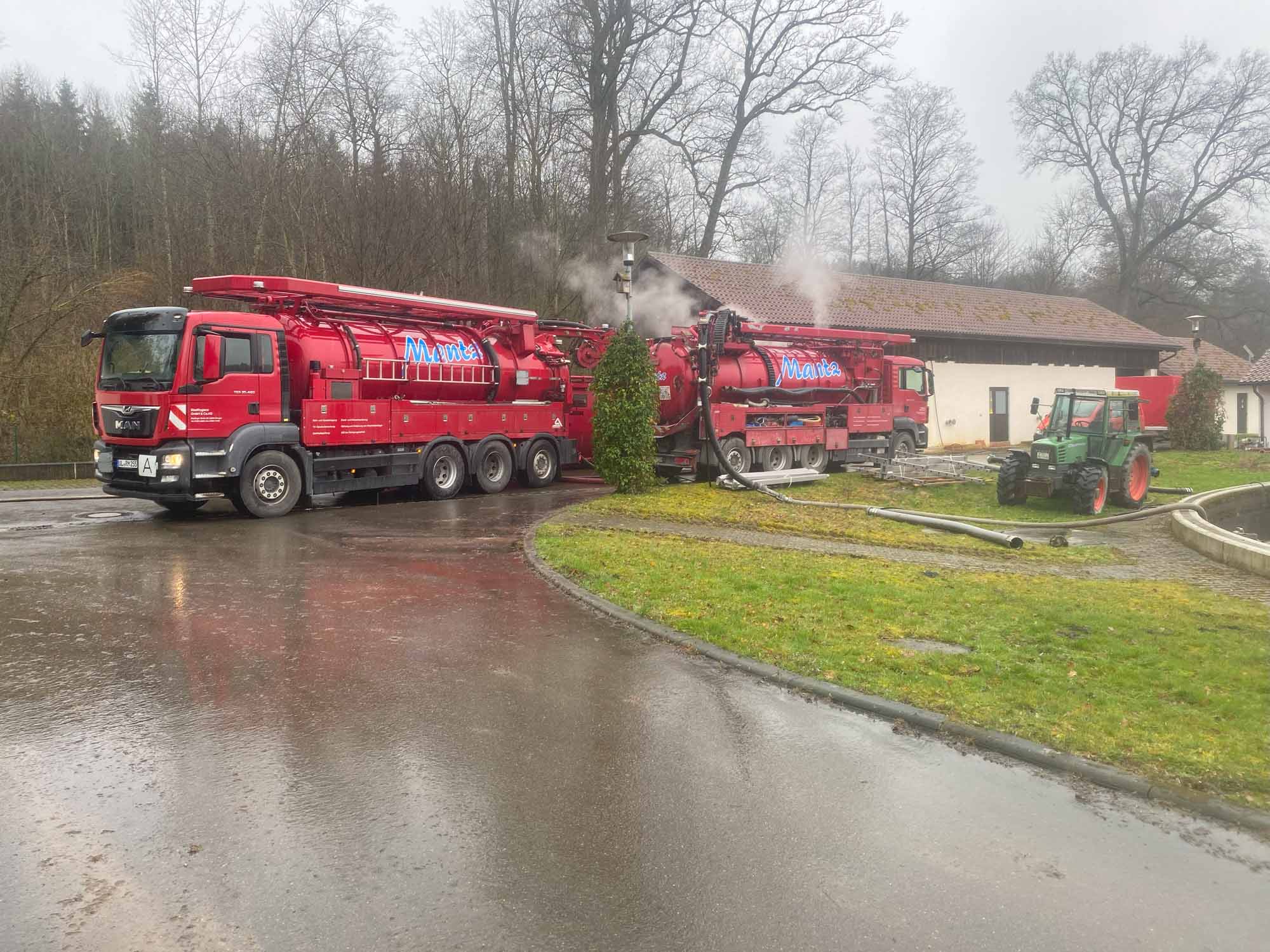 Rote Tanklaster dampfen bei Haus.