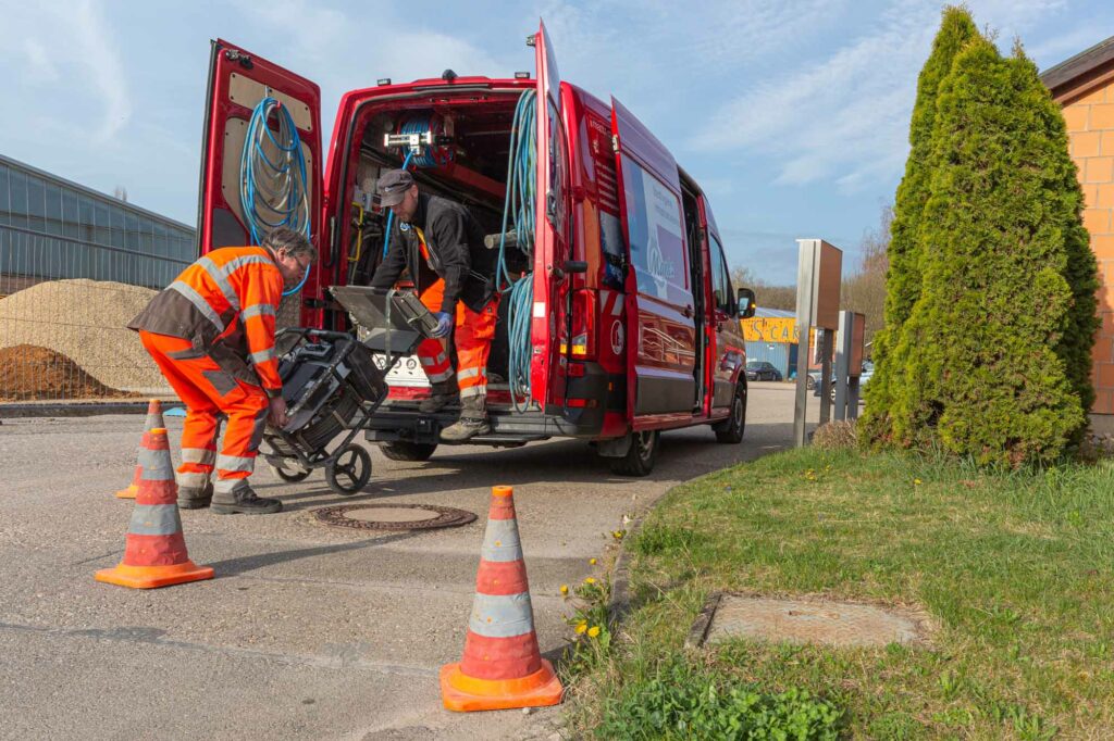 Kanalinspektion mit Spezialfahrzeug und Ausrüstung.