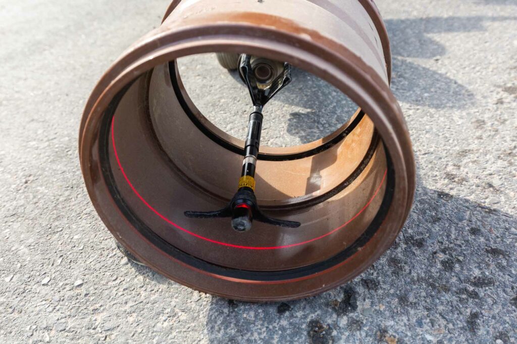 Rohrkamera inspiziert braunes Abwasserrohr.