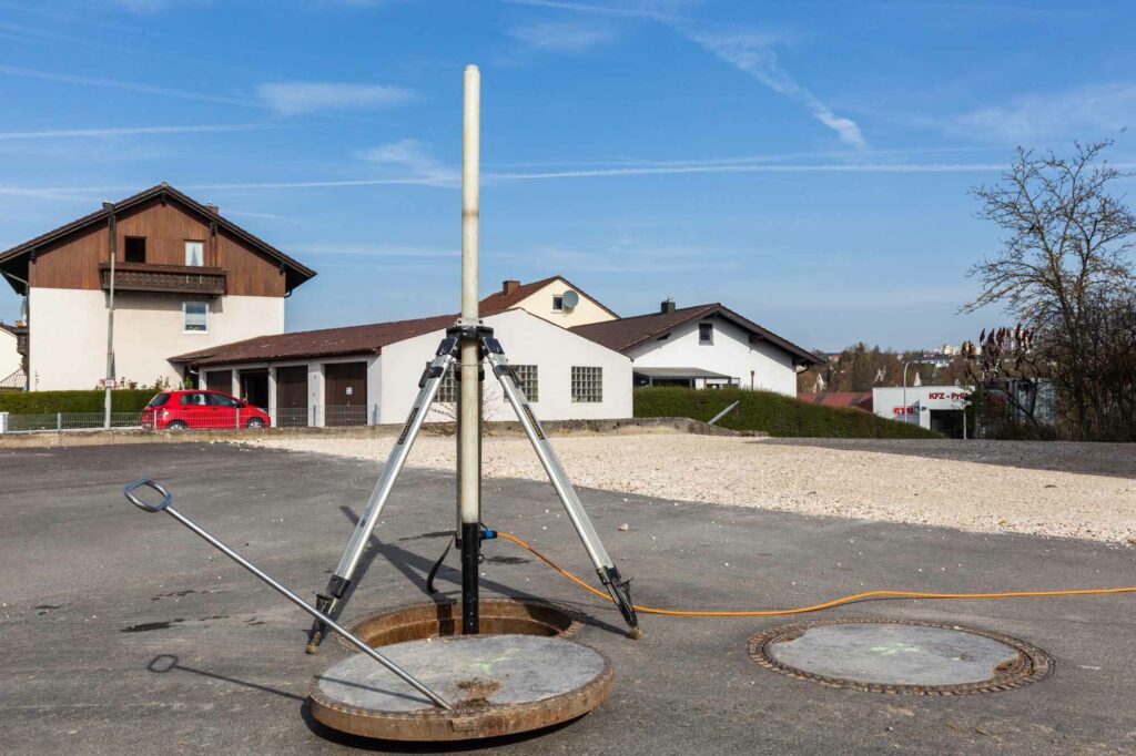 Dreibein über geöffnetem Kanalschacht.