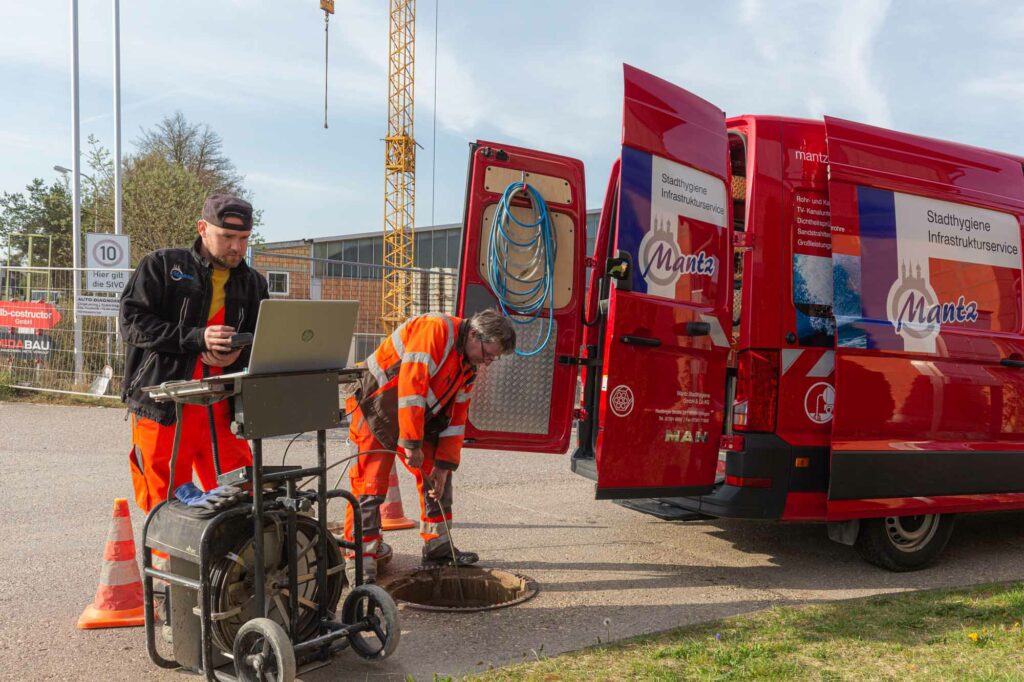 Kanalinspektion, Technik, Einsatzfahrzeug, Bauarbeiter.