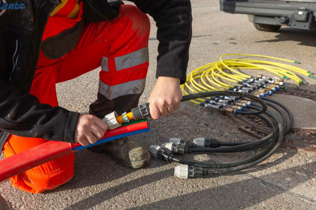 Farbige Kabel, Arbeiter verbindet Leitungen.